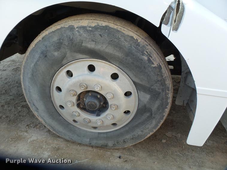 image for item BJ9932 1999 Peterbilt 377 semi truck