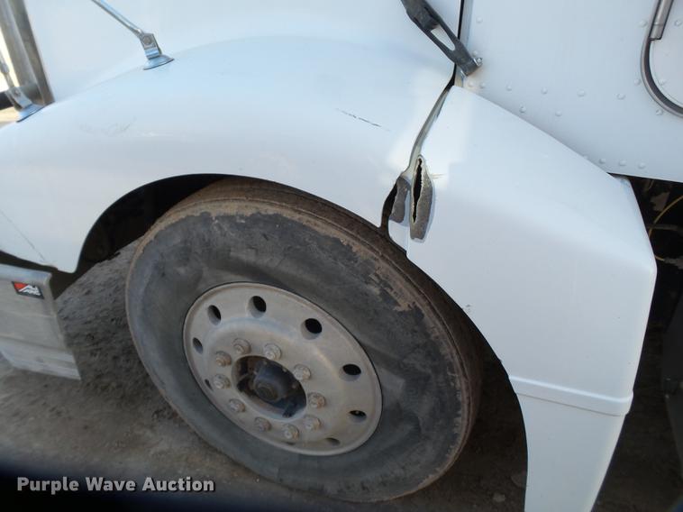 image for item BJ9932 1999 Peterbilt 377 semi truck