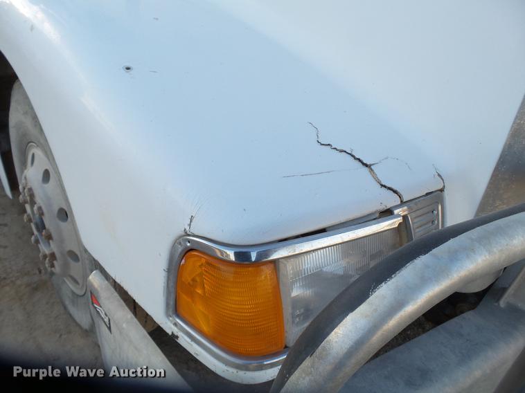 image for item BJ9932 1999 Peterbilt 377 semi truck