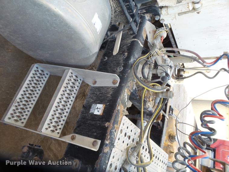 image for item BJ9932 1999 Peterbilt 377 semi truck