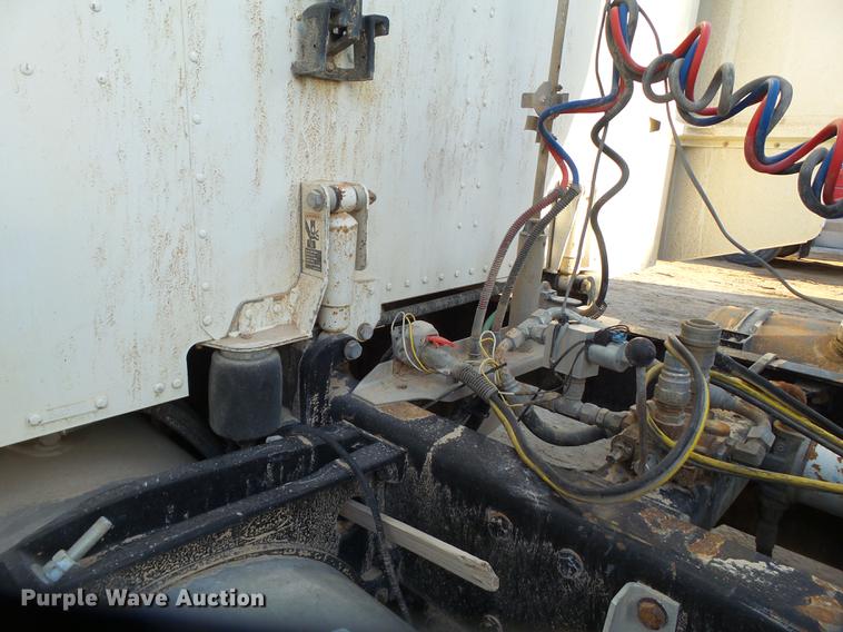 image for item BJ9932 1999 Peterbilt 377 semi truck