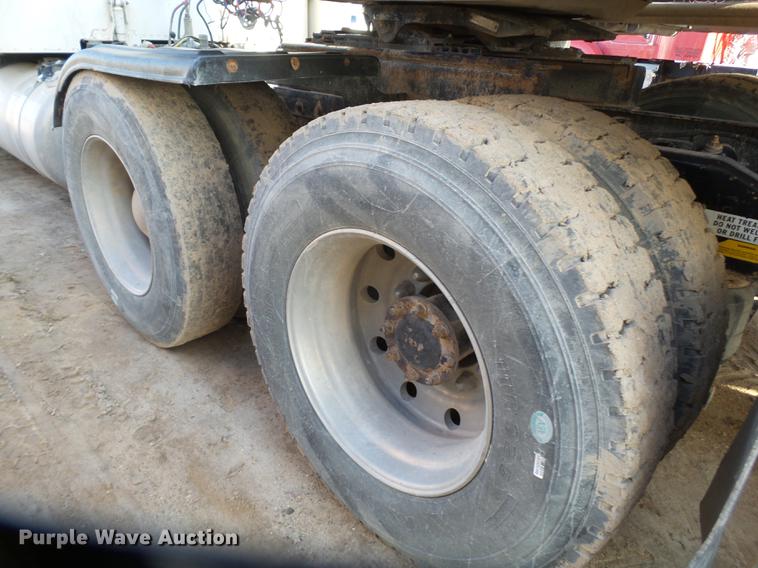 image for item BJ9932 1999 Peterbilt 377 semi truck