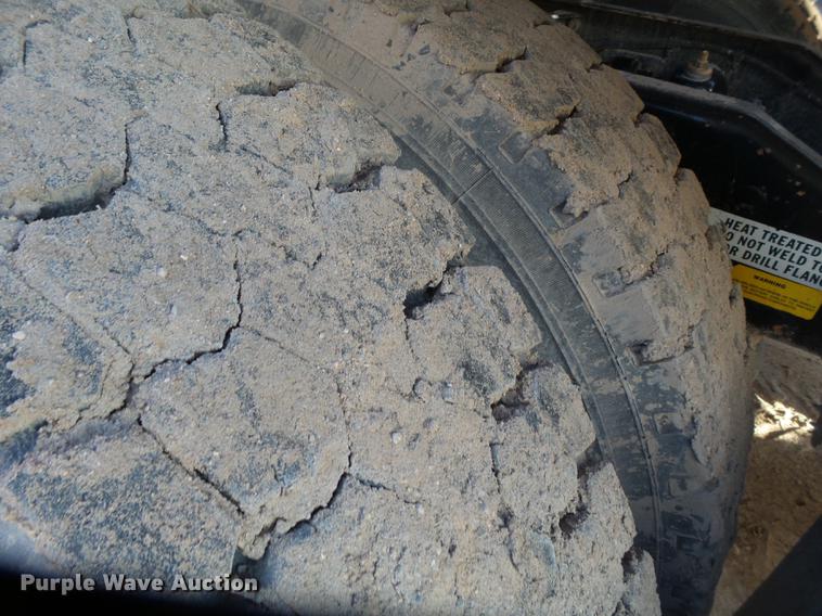 image for item BJ9932 1999 Peterbilt 377 semi truck