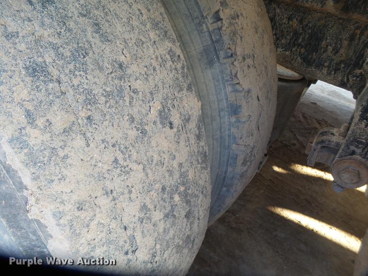 image for item BJ9932 1999 Peterbilt 377 semi truck