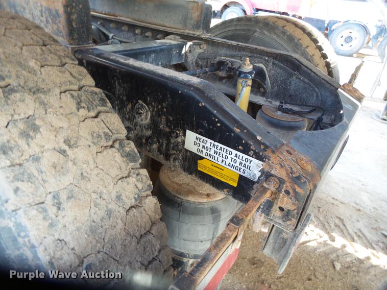 image for item BJ9932 1999 Peterbilt 377 semi truck