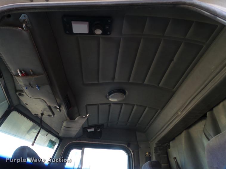 image for item BJ9932 1999 Peterbilt 377 semi truck