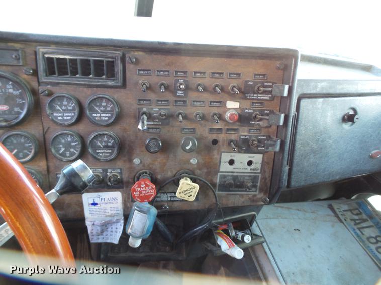 image for item BJ9932 1999 Peterbilt 377 semi truck