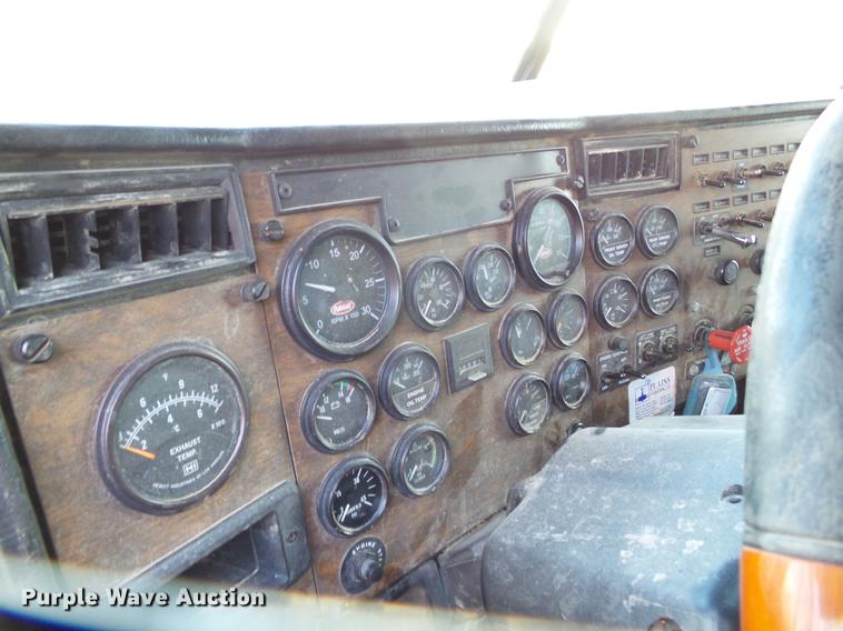 image for item BJ9932 1999 Peterbilt 377 semi truck