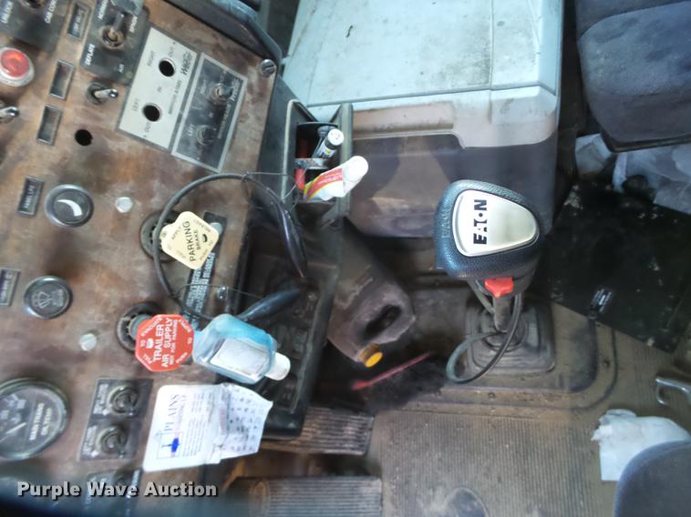 image for item BJ9932 1999 Peterbilt 377 semi truck