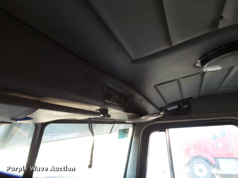 image for item BJ9932 1999 Peterbilt 377 semi truck