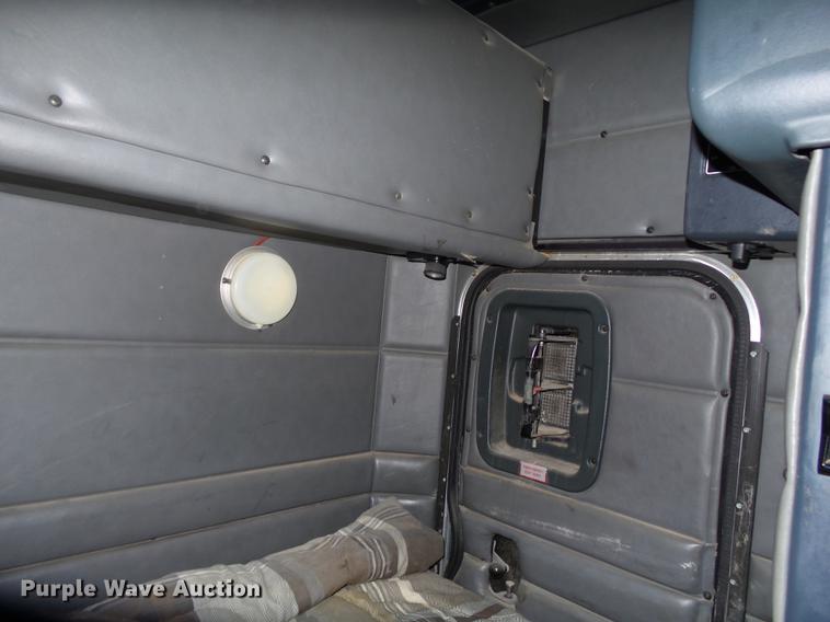 image for item BJ9932 1999 Peterbilt 377 semi truck