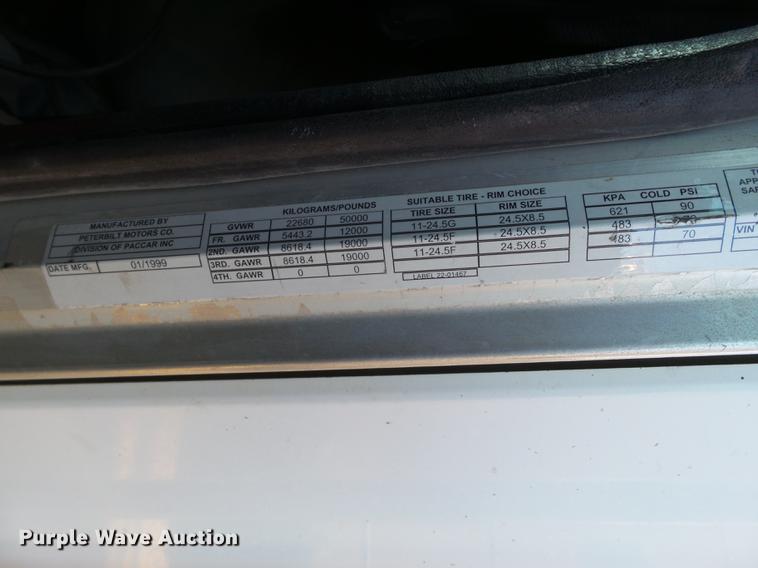 image for item BJ9932 1999 Peterbilt 377 semi truck