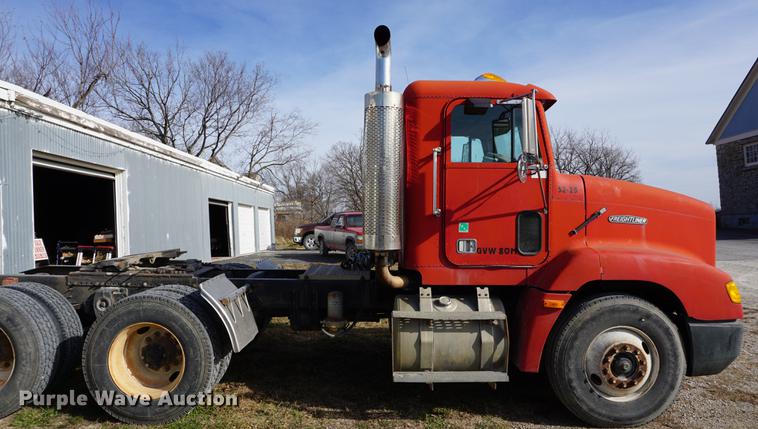 image for item DA1479 1991 Freightliner FLD112 semi truck