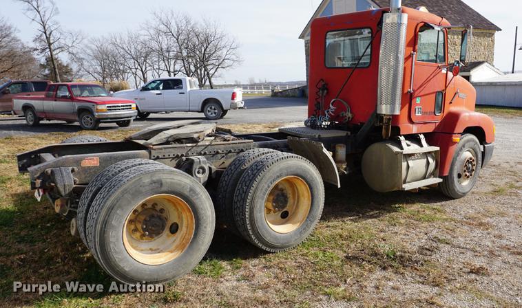 image for item DA1479 1991 Freightliner FLD112 semi truck