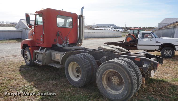 image for item DA1479 1991 Freightliner FLD112 semi truck