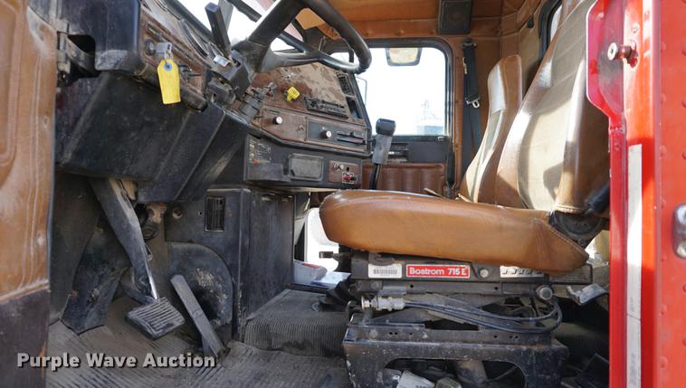 image for item DA1479 1991 Freightliner FLD112 semi truck