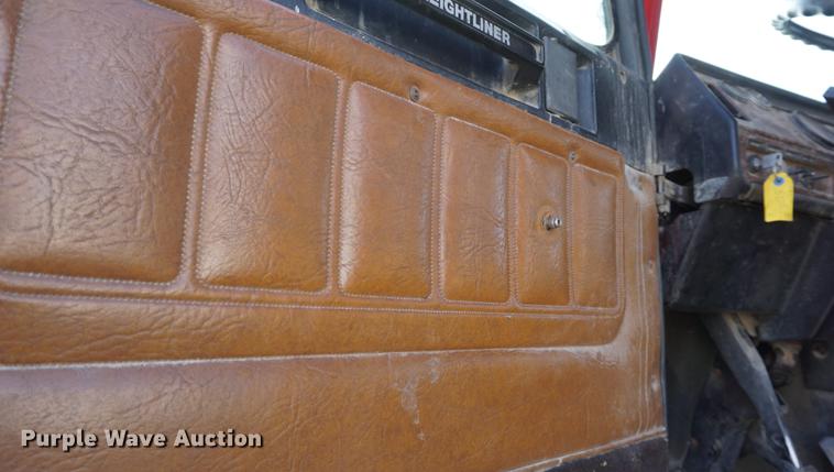 image for item DA1479 1991 Freightliner FLD112 semi truck