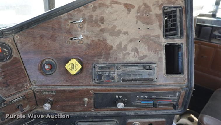 image for item DA1479 1991 Freightliner FLD112 semi truck