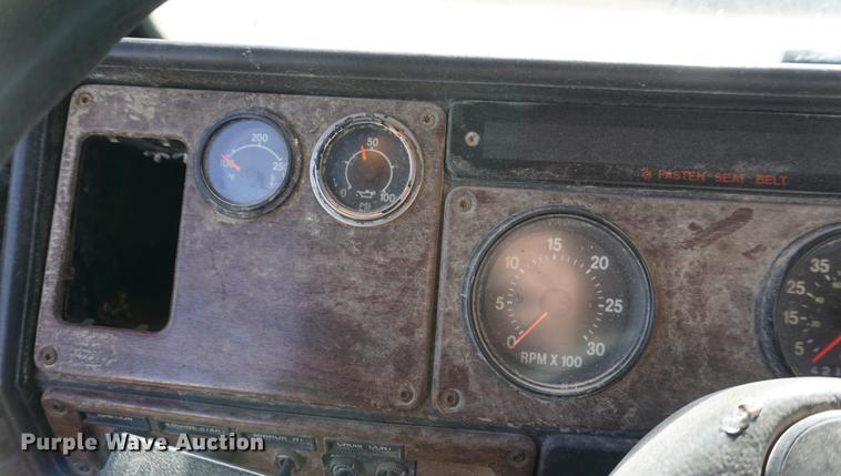 image for item DA1479 1991 Freightliner FLD112 semi truck