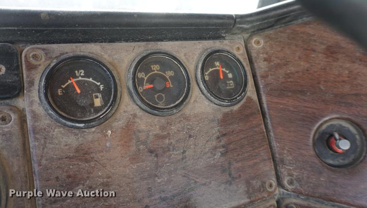 image for item DA1479 1991 Freightliner FLD112 semi truck