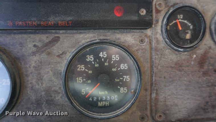 image for item DA1479 1991 Freightliner FLD112 semi truck