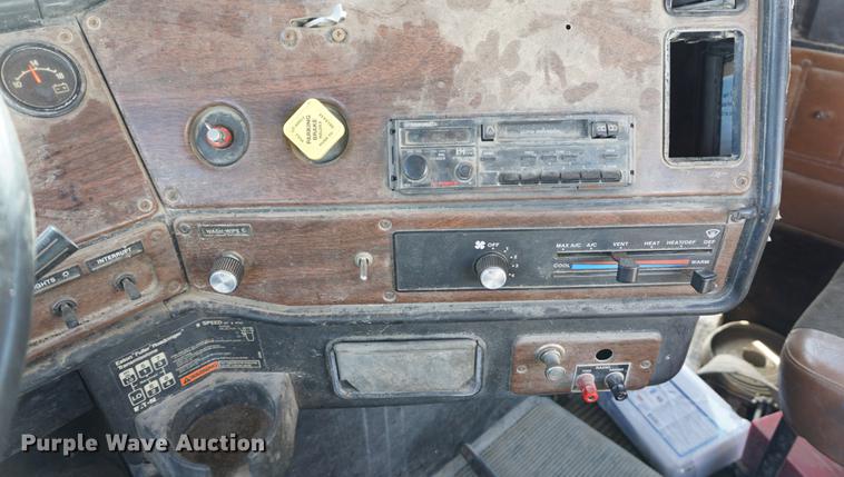 image for item DA1479 1991 Freightliner FLD112 semi truck