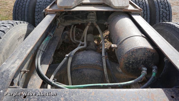 image for item DA1479 1991 Freightliner FLD112 semi truck