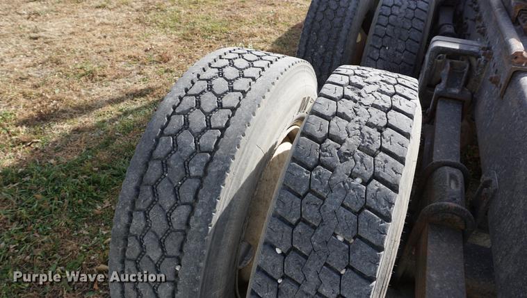 image for item DA1479 1991 Freightliner FLD112 semi truck