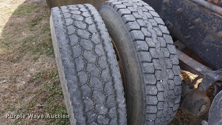 image for item DA1479 1991 Freightliner FLD112 semi truck