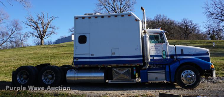 image for item DA1499 1999 Peterbilt 377 semi truck