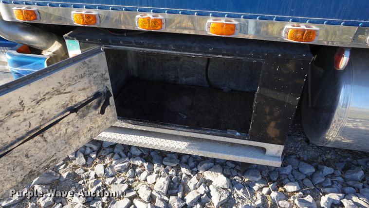 image for item DA1499 1999 Peterbilt 377 semi truck