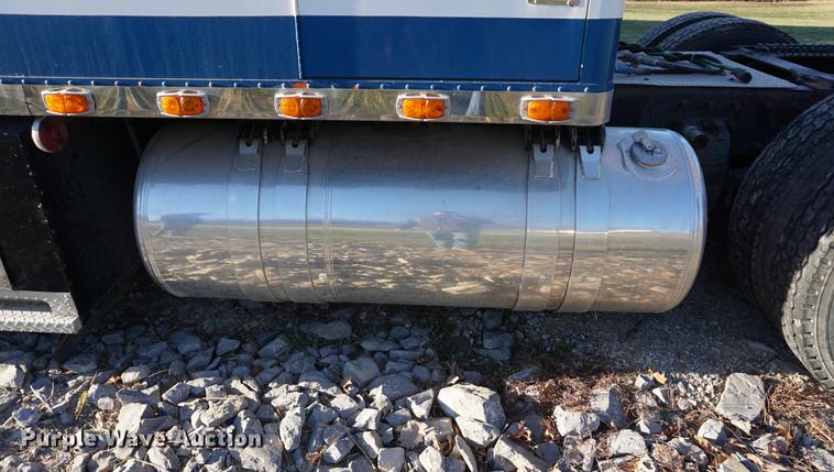 image for item DA1499 1999 Peterbilt 377 semi truck