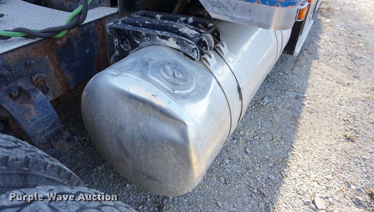 image for item DA1499 1999 Peterbilt 377 semi truck