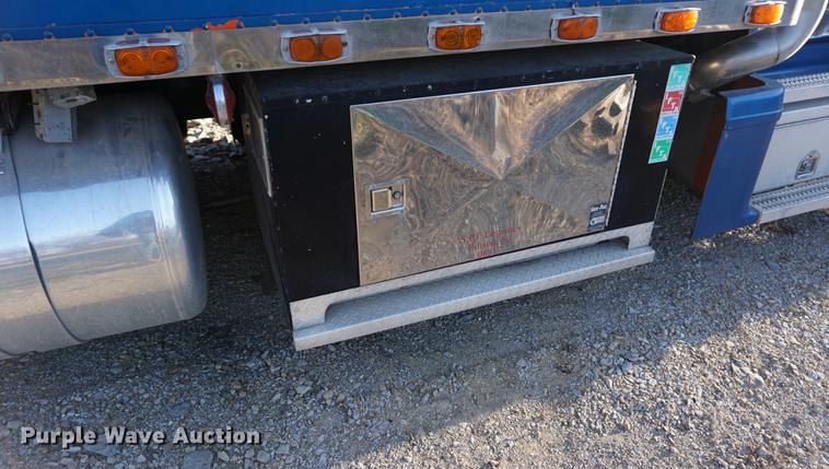 image for item DA1499 1999 Peterbilt 377 semi truck