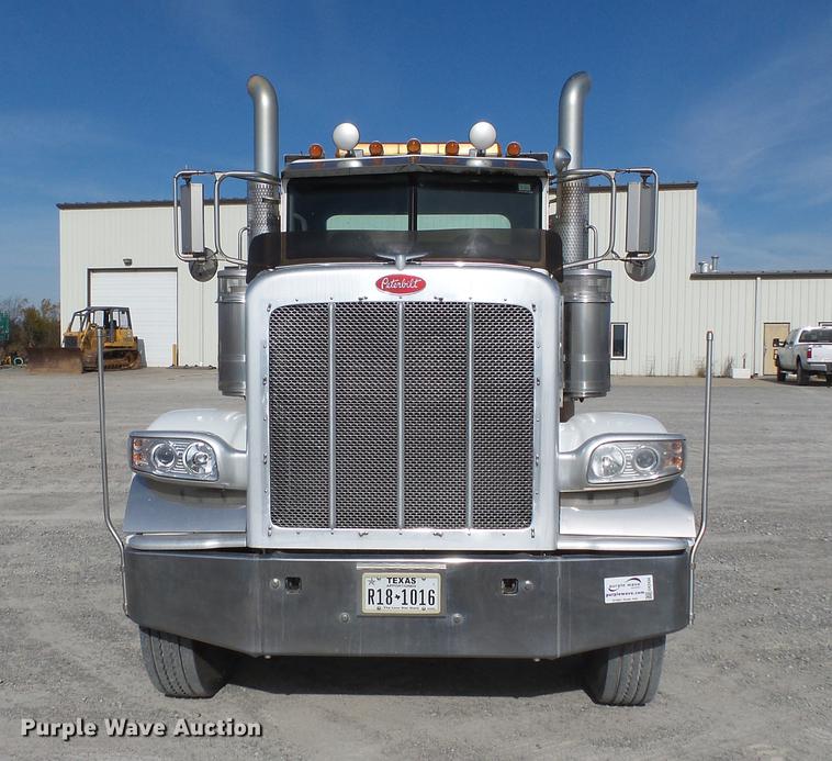image for item DA2434 2009 Peterbilt 388 semi truck