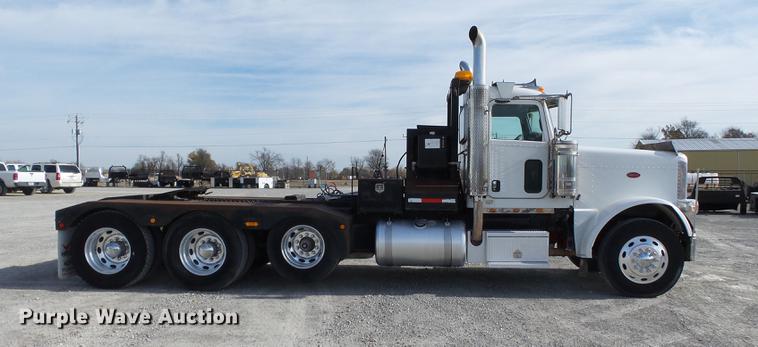 image for item DA2434 2009 Peterbilt 388 semi truck