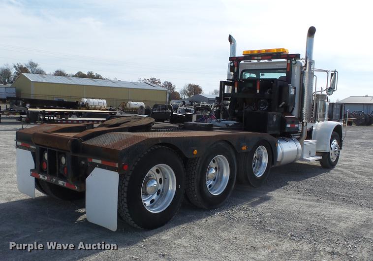 image for item DA2434 2009 Peterbilt 388 semi truck