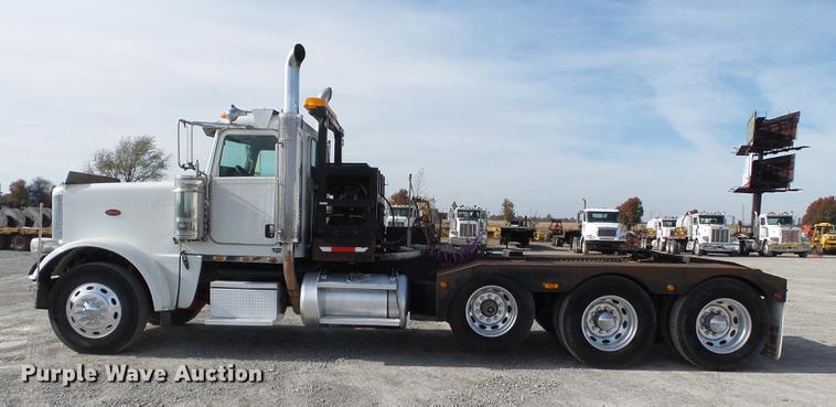 image for item DA2434 2009 Peterbilt 388 semi truck