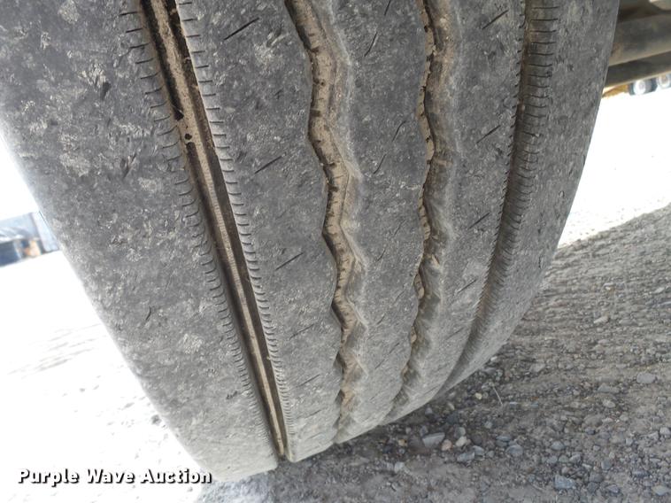 image for item DA2434 2009 Peterbilt 388 semi truck