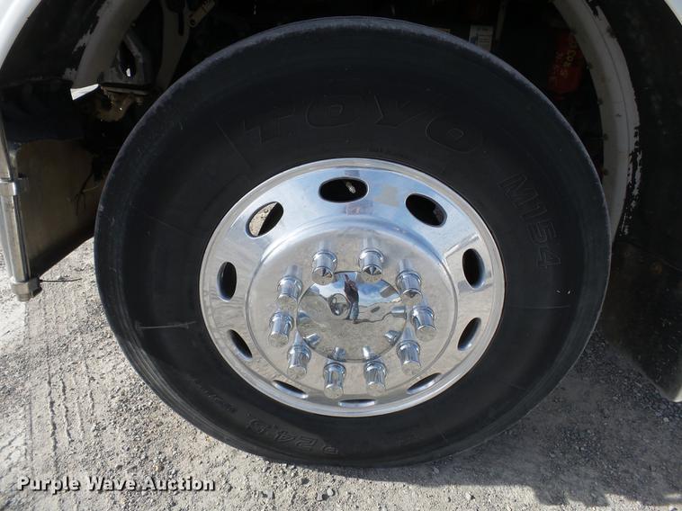 image for item DA2434 2009 Peterbilt 388 semi truck