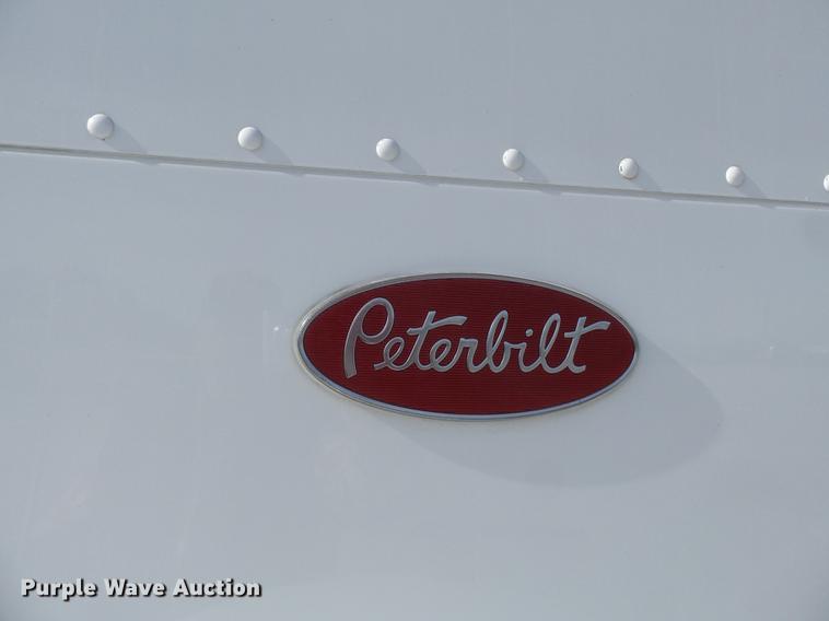 image for item DA2434 2009 Peterbilt 388 semi truck