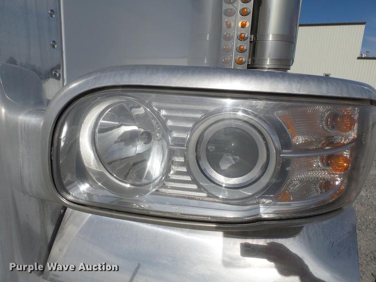 image for item DA2434 2009 Peterbilt 388 semi truck