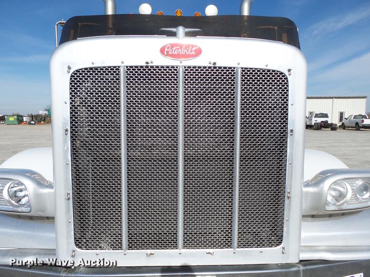 image for item DA2434 2009 Peterbilt 388 semi truck