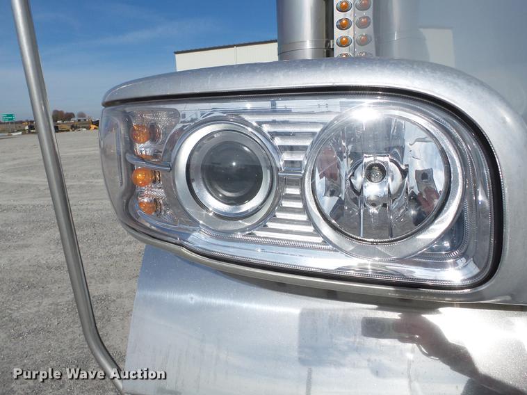 image for item DA2434 2009 Peterbilt 388 semi truck