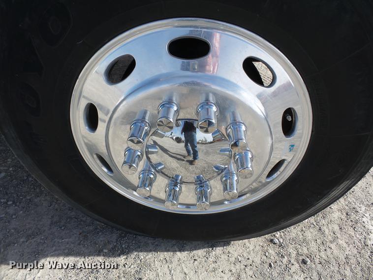 image for item DA2434 2009 Peterbilt 388 semi truck