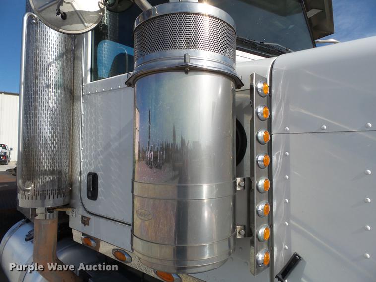 image for item DA2434 2009 Peterbilt 388 semi truck