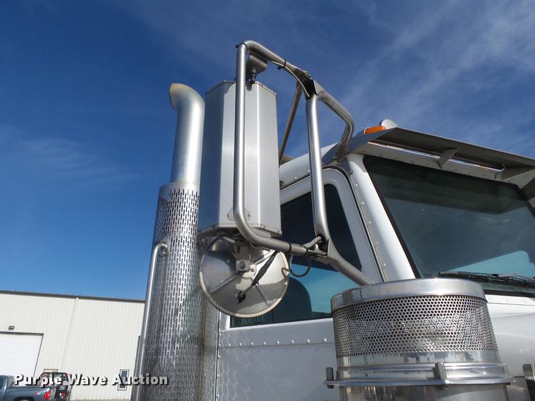 image for item DA2434 2009 Peterbilt 388 semi truck