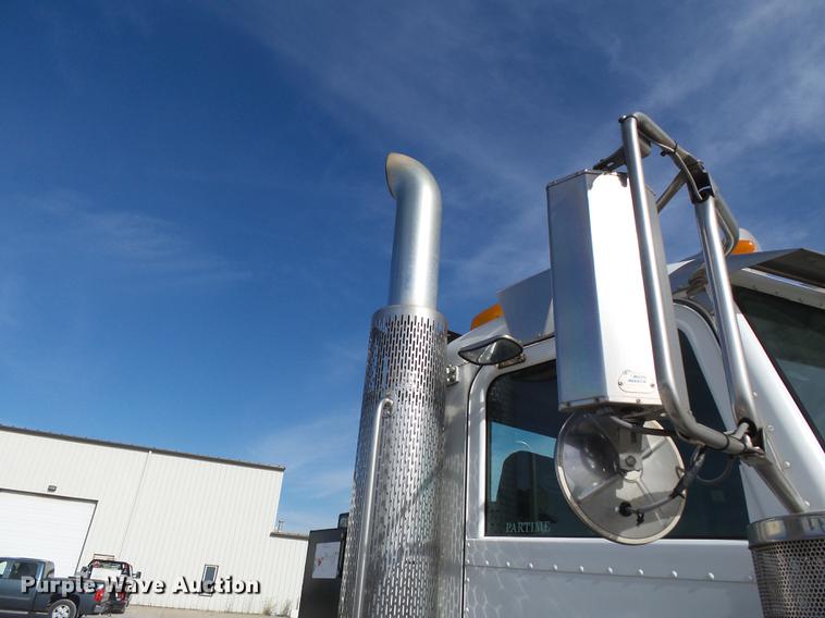 image for item DA2434 2009 Peterbilt 388 semi truck