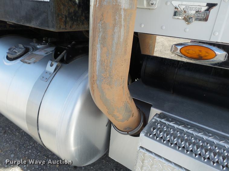 image for item DA2434 2009 Peterbilt 388 semi truck