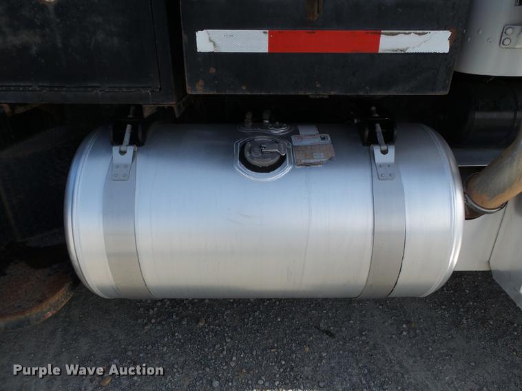 image for item DA2434 2009 Peterbilt 388 semi truck